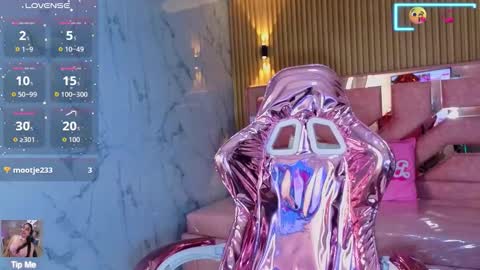 Snapshot of emily_mills_s chatting on 10/18/25, 08:53 Emily online show from 10/18/25, 08:53