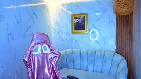 Snapshot of emily_mills_s chatting on 11/17/25, 08:25 Emily online show from 11/17/25, 08:25