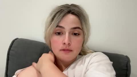 Snapshot of emily_morning_dew chatting on 09/23/25, 02:31 emily_morning_dew online show from 09/23/25, 02:31