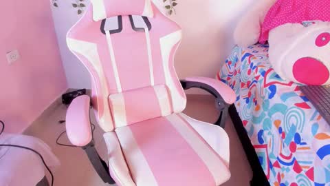 Snapshot of emily_restrepoo chatting on 10/11/25, 06:12 Emily online show from 10/11/25, 06:12