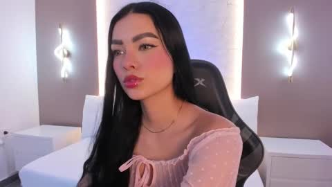 Snapshot of emily_tolson chatting on 12/18/25, 07:20 emily_tolson online show from 12/18/25, 07:20