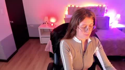 Snapshot of emily_warren__ chatting on 06/04/26, 08:15 emily_warren__ online show from 06/04/26, 08:15