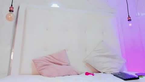 emilyadams0 online show from 09/19/25, 09:59