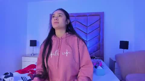 Snapshot of emilyandmarco_ chatting on 06/19/26, 02:10 Emilyyy online show from 06/19/26, 02:10