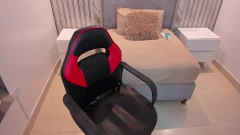  E M Y L Y  online show from 03/26/26, 12:44