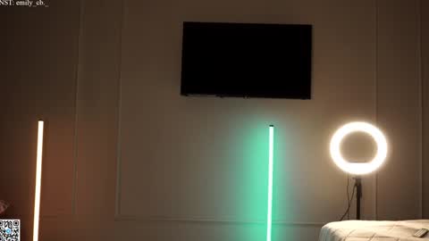 Snapshot of emilybatee chatting on 12/06/24, 07:45 emilybatee online show from 12/06/24, 07:45