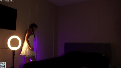 Snapshot of emilybatee chatting on 12/13/24, 06:38 emilybatee online show from 12/13/24, 06:38