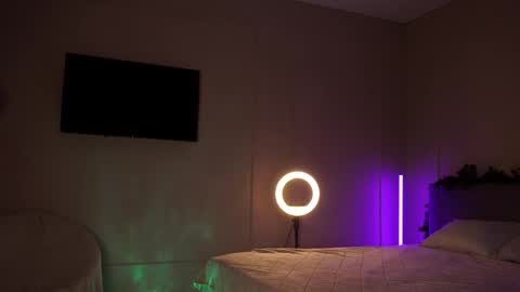 Snapshot of emilybatee chatting on 02/21/25, 07:10 emilybatee online show from 02/21/25, 07:10