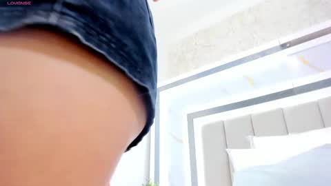 Snapshot of emilyblack_1 chatting on 03/05/25, 05:29 Emily online show from 03/05/25, 05:29