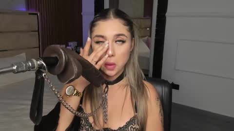 Emily Hendrix online show from 03/08/25, 10:45