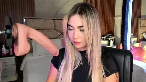 Emily Hendrix online show from 09/20/25, 08:21