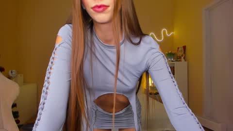 Snapshot of emilyhoston chatting on 01/21/25, 08:43 Alina online show from 01/21/25, 08:43