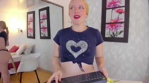 Snapshot of emilysumer chatting on 03/08/25, 05:49 Summer 3 online show from 03/08/25, 05:49