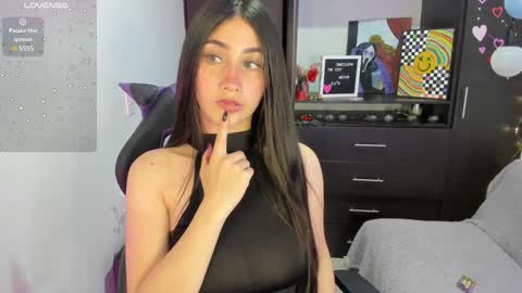 Snapshot of emilytafur chatting on 01/10/25, 11:29 Emy online show from 01/10/25, 11:29