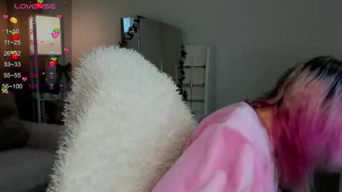 Snapshot of emilytrase chatting on 07/12/26, 01:07 Betty online show from 07/12/26, 01:07
