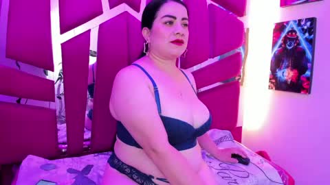 Snapshot of emilyy_moon_ chatting on 06/05/26, 03:46 Emilyy Moon online show from 06/05/26, 03:46