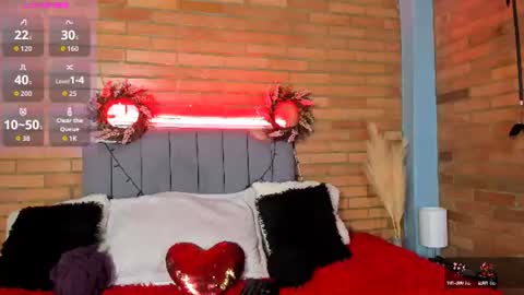 Snapshot of emma_belley chatting on 06/30/26, 07:04 Hey Im EmmaHelp me reach 100 likes online show from 06/30/26, 07:04