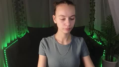 Snapshot of emma_chaser chatting on 12/17/25, 01:33 emma_chaser online show from 12/17/25, 01:33