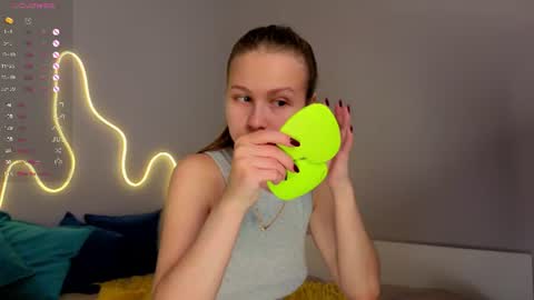 Snapshot of emma_clon chatting on 06/27/26, 01:43 Emma online show from 06/27/26, 01:43