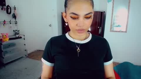 Snapshot of emma_diva chatting on 11/05/25, 10:32 emma online show from 11/05/25, 10:32