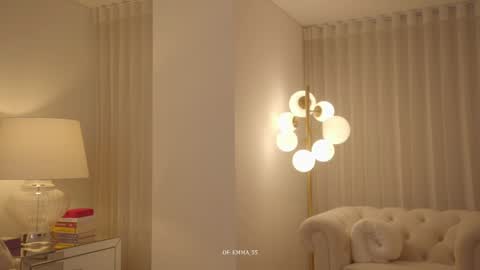 emma_lu1 online show from 10/18/25, 10:32