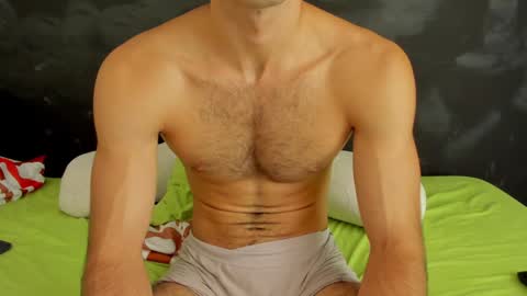 Snapshot of emma_muscle_ chatting on 01/31/25, 05:42 emma online show from 01/31/25, 05:42