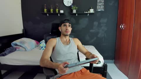 Snapshot of emma_muscle_ chatting on 02/17/25, 10:25 emma online show from 02/17/25, 10:25