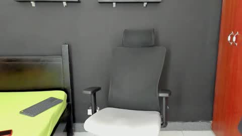 Snapshot of emma_muscle_ chatting on 11/06/25, 03:24 emma online show from 11/06/25, 03:24