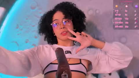 Snapshot of emma_nakamura chatting on 11/13/25, 10:03 online show from 11/13/25, 10:03