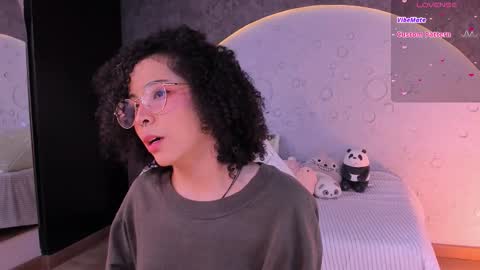 Snapshot of emma_nakamura chatting on 11/25/25, 10:15 online show from 11/25/25, 10:15