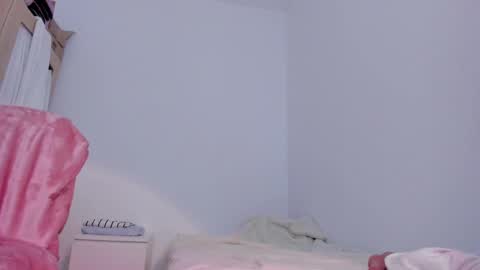 Snapshot of emma_rr chatting on 12/19/24, 12:01 Emma online show from 12/19/24, 12:01