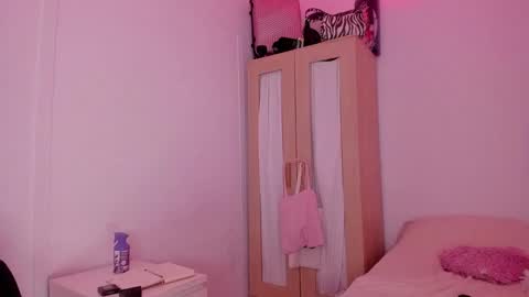 Snapshot of emma_rr chatting on 02/12/25, 01:48 Emma online show from 02/12/25, 01:48