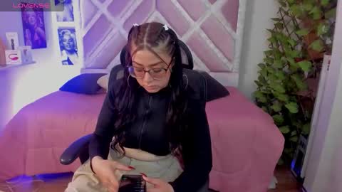 Snapshot of emmaaa69 chatting on 12/17/25, 10:27 emmaaa69 online show from 12/17/25, 10:27