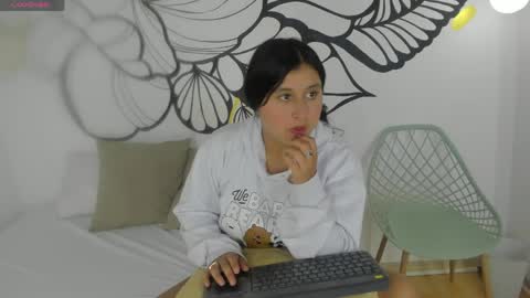 Snapshot of emmaajohnson chatting on 04/15/26, 07:54 Emma online show from 04/15/26, 07:54