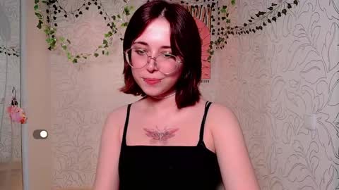 Snapshot of emmae__ chatting on 12/22/24, 02:38 Emma online show from 12/22/24, 02:38