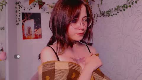 Snapshot of emmae__ chatting on 10/04/25, 09:40 Emma online show from 10/04/25, 09:40