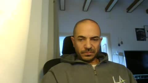 Snapshot of emmagold123 chatting on 12/04/24, 06:00 Ariel online show from 12/04/24, 06:00