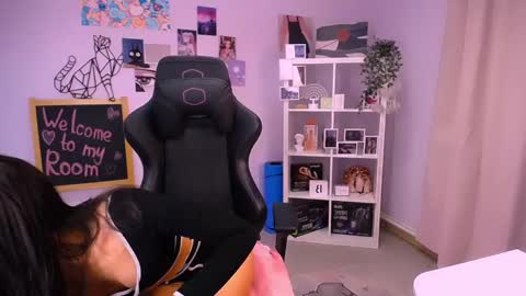 Snapshot of emmakeam_ chatting on 12/07/24, 09:28 Emma online show from 12/07/24, 09:28