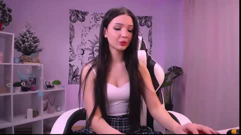 Snapshot of emmakeam_ chatting on 12/28/24, 04:19 Emma online show from 12/28/24, 04:19