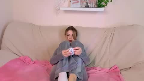 Snapshot of emmakeam_ chatting on 10/10/25, 04:11 Emma online show from 10/10/25, 04:11