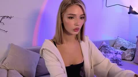 Snapshot of emmakeam_ chatting on 11/13/25, 09:30 Emma online show from 11/13/25, 09:30