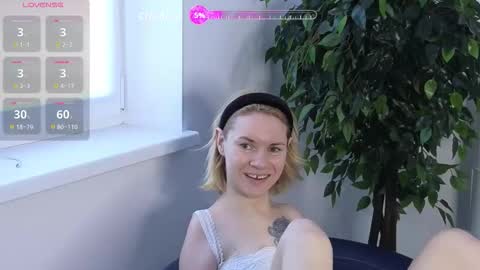 Snapshot of emmalarkins chatting on 10/14/25, 09:21 Emma online show from 10/14/25, 09:21