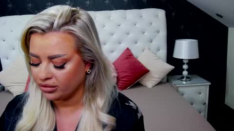 Snapshot of emmamavis chatting on 12/19/24, 11:39 Emma Mavis online show from 12/19/24, 11:39