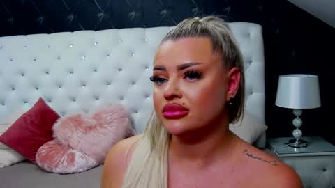 Snapshot of emmamavis chatting on 12/28/24, 01:38 Emma Mavis online show from 12/28/24, 01:38