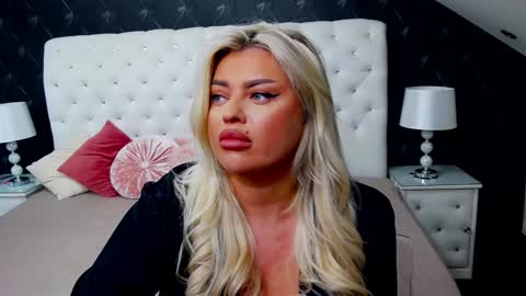 Snapshot of emmamavis chatting on 12/29/24, 08:55 Emma Mavis online show from 12/29/24, 08:55