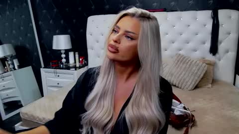 Snapshot of emmamavis chatting on 11/28/25, 07:11 Emma Mavis online show from 11/28/25, 07:11