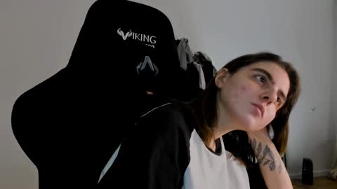 Snapshot of emmamon chatting on 01/29/25, 08:35 Emma online show from 01/29/25, 08:35