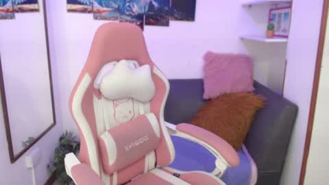 Snapshot of emmamyers_ chatting on 12/20/24, 11:16 Emma online show from 12/20/24, 11:16