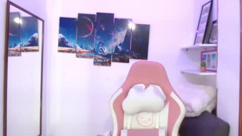 Snapshot of emmamyers_ chatting on 01/14/25, 12:54 Emma online show from 01/14/25, 12:54