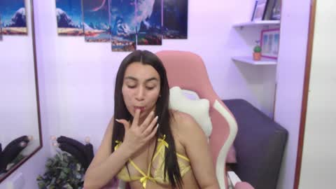 Snapshot of emmamyers_ chatting on 02/04/25, 01:45 Emma online show from 02/04/25, 01:45